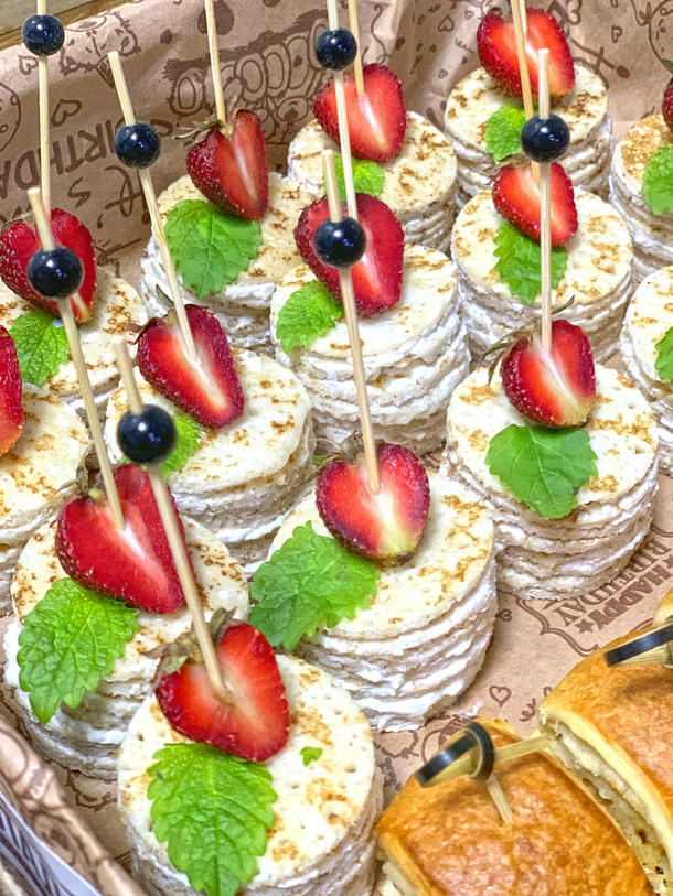 Канапе из блинчиков с сыром риккота и ягодами Канапе из блинчиков с сыром риккота и ягодами