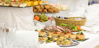 Аппетитный фуршетный сет с горячими закусками на 13-15 персон
